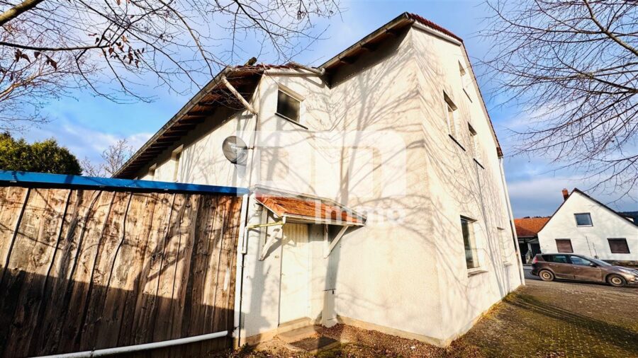 Laden-/Büro-/Lagerkomplex mit 300 m² Nutzfläche auf großem Grundstück und Parkflächen - Seitenansicht